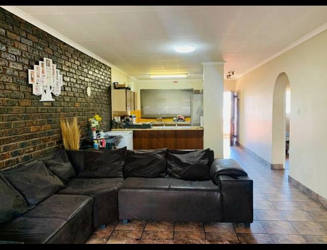 2 BEDROOM FLAT FOR SALE IN VEREENIGING CENTRAL